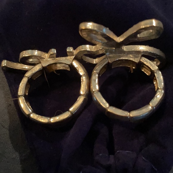 Fun Ring with elastic ring sizes so fits everyone - Picture 2 of 4